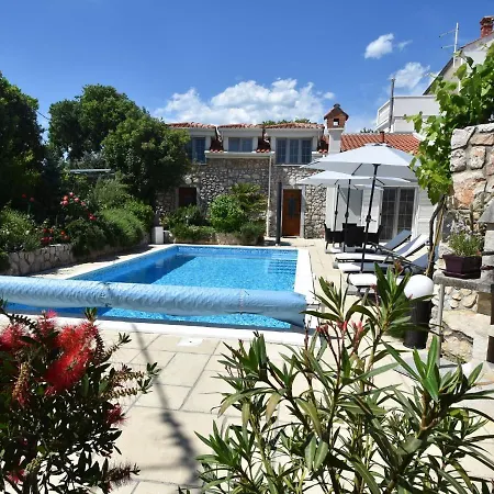 Cozy In With A Swimming Pool Apartament
