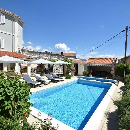 Apartament Cozy In With A Swimming Pool